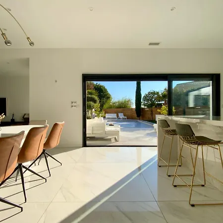La Blanca - Elegance Between Town And Scrubland! 빌라 Corconne