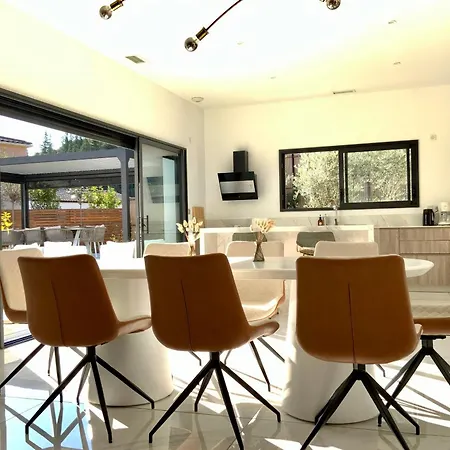 La Blanca - Elegance Between Town And Scrubland! * Corconne
