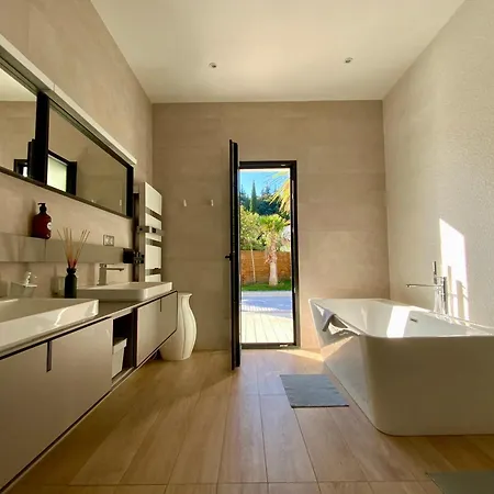 La Blanca - Elegance Between Town And Scrubland! *