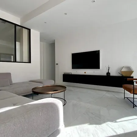 La Blanca - Elegance Between Town And Scrubland! 빌라 Corconne
