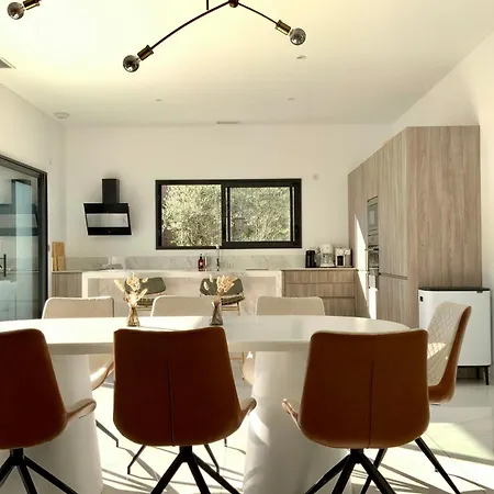빌라 La Blanca - Elegance Between Town And Scrubland! Corconne