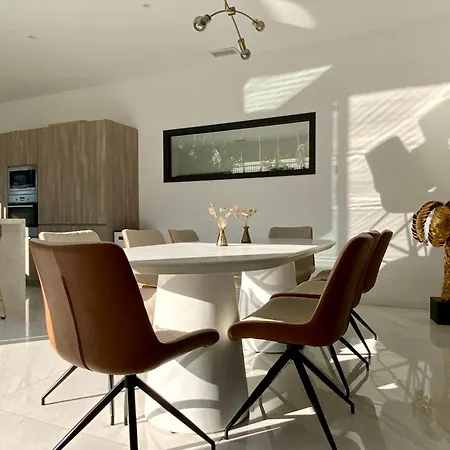 La Blanca - Elegance Between Town And Scrubland! Corconne
