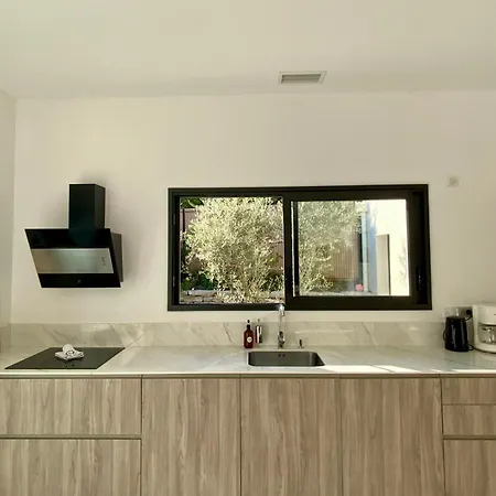 La Blanca - Elegance Between Town And Scrubland! 빌라 Corconne